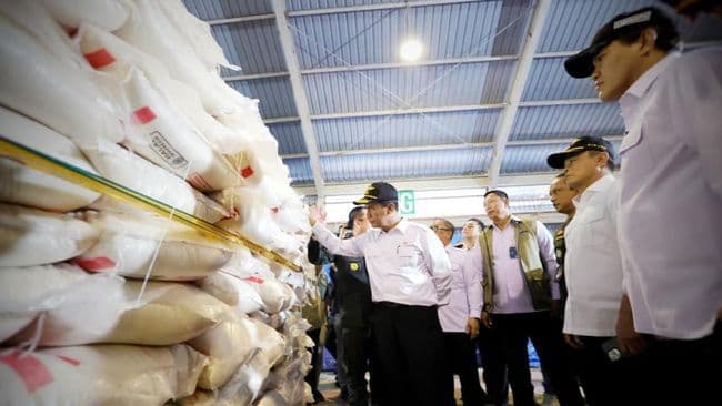 Sidak ke Tanjung Balai Karimun, Amran Bongkar 1.000 Ton Beras Ilegal