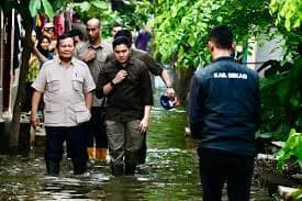 Presiden Prabowo Subianto mengunjungi masyarakat terdampak banjir di Bekasi