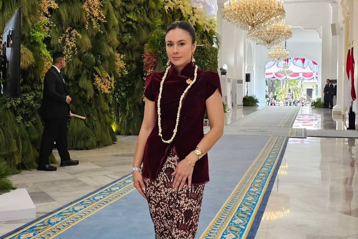 Wulan Guritno Curi Perhatian dengan Kebaya Merah di Istana Merdeka