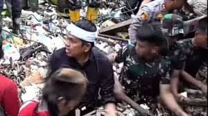 dedy mulyadi gubernur jawa barat turun ke kali bersihkan sampah