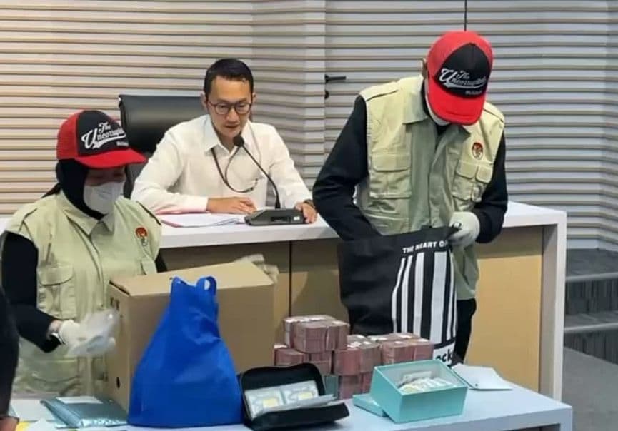 Uang yang Disita KPK dari Kantor Pajak Jakut 8.000 Dolar Singapura