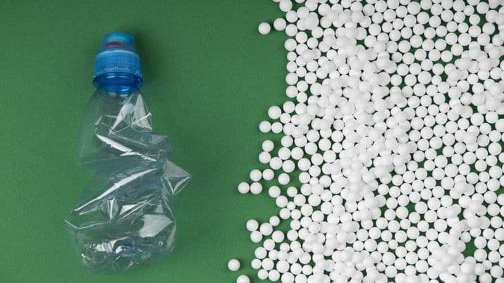 Warga RI Paling Banyak Makan Plastik, Sumbernya Tak Terduga