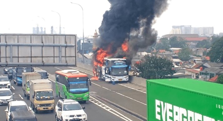 Terbakar ! Bus Angkut 58 Anak Rombongan TK di Tol Wiyoto Jaktim