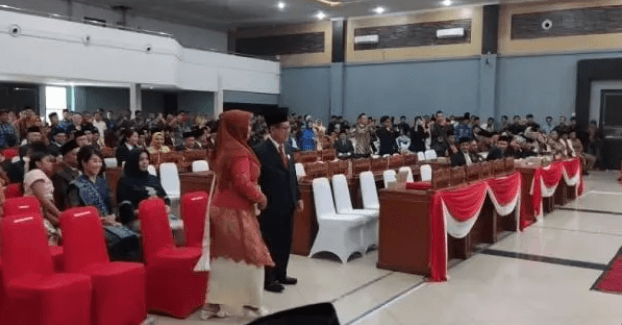 Tersangka Pencabulan Anak Gandeng Tangan Istri Dilantik Anggota DPRD Singkawang