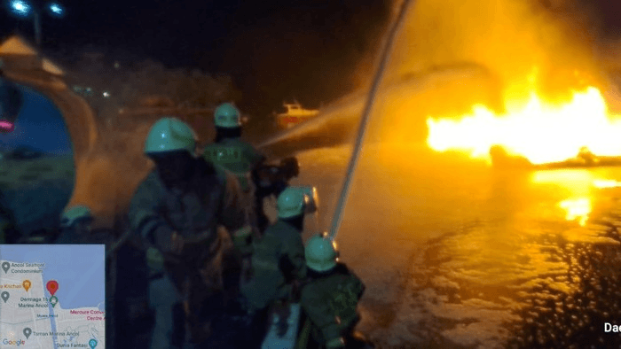 Dahsyat! Kapal Terbakar di Dermaga Ancol, Ledakan Hebohkan Warga