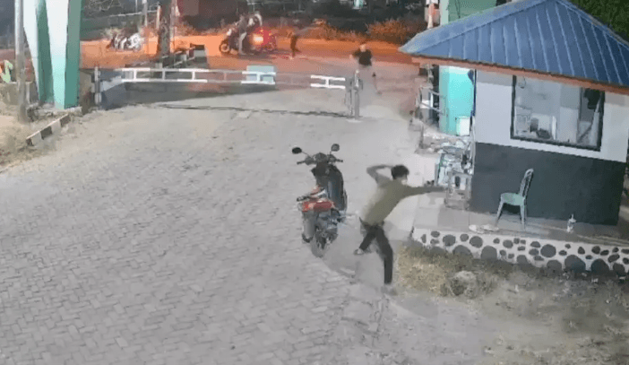 Geng Motor Serang Kompleks Perumahan dengan Busur Panah